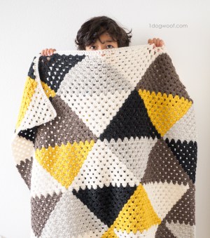 Love-triangle-baby-blanket - best crochet blanket patterns - www.feedourlife.blog